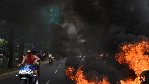 protestas guatemala manifestantes queman llantas