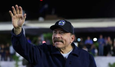 daniel ortega camisa azul oscuro