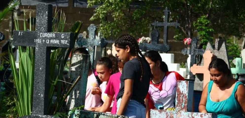 policia prohibe misas en cementerios