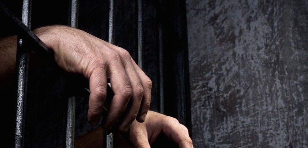manos de una persona encarcelada