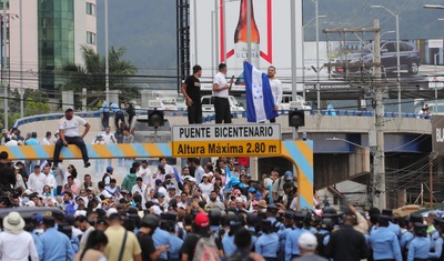 policia bloquea manifestantes hondurenos