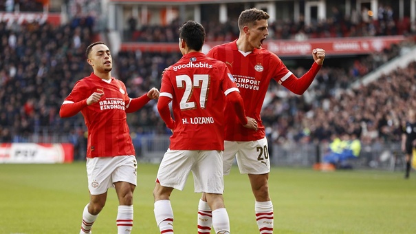 lozano celebra gol psv frente zwolle