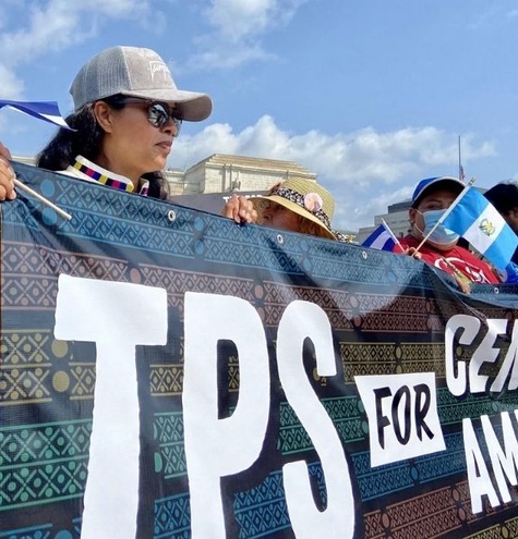 activistas en planton por tps