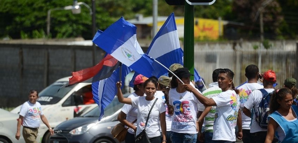 trabajadores del estado con banderas del fsln