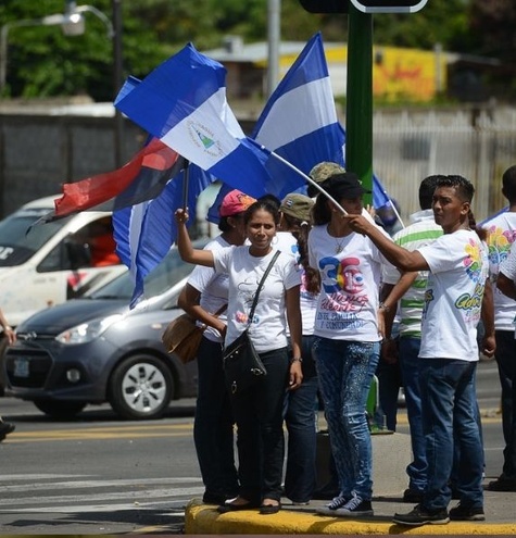 trabajadores del estado con banderas del fsln