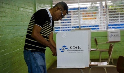 ciudadano vota en elecciones nicaragua