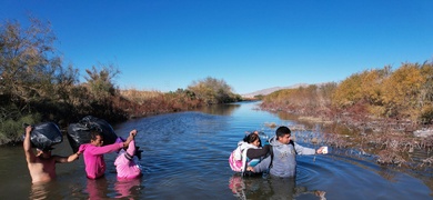 migrantes cruzan rio bravo