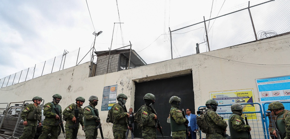 funcionarios ecuador detenidos