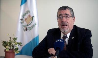 presidente guatemala microfono escondido