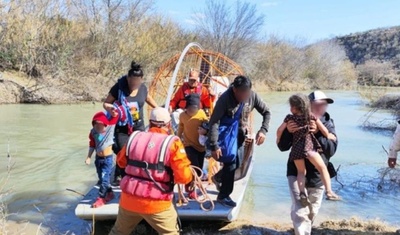 inm rescata a migrantes rio bravo
