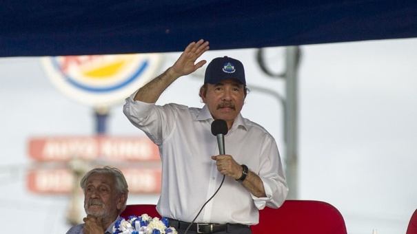 daniel ortega comparado con hitler y pinochet