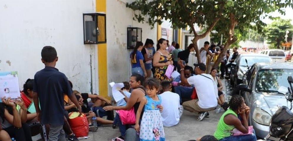 migrantes permanecen en una calle de tapachula