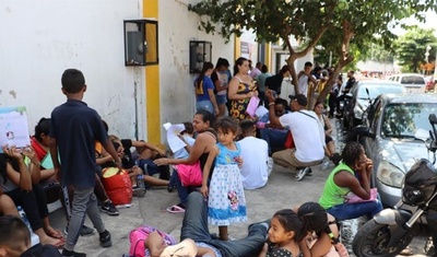 migrantes permanecen en una calle de tapachula