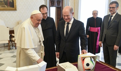 papa francisco recibe balon eurocopa