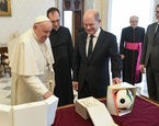 papa francisco recibe balon eurocopa