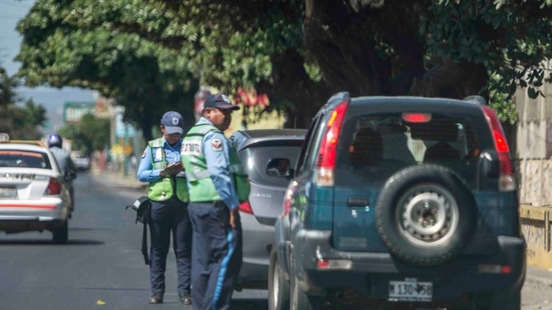 policia sobornan a conductores managua