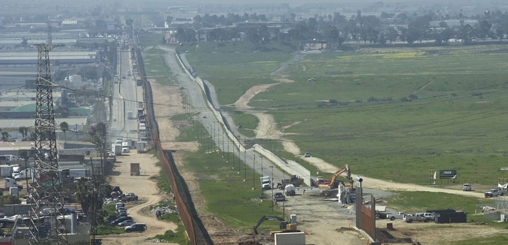 migrantes caidos muro fronterizo san diego california