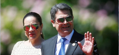 El expresidente de Honduras, Juan Orlando Hernández (d), y su esposa Ana García (i), en una fotografía de archivo.