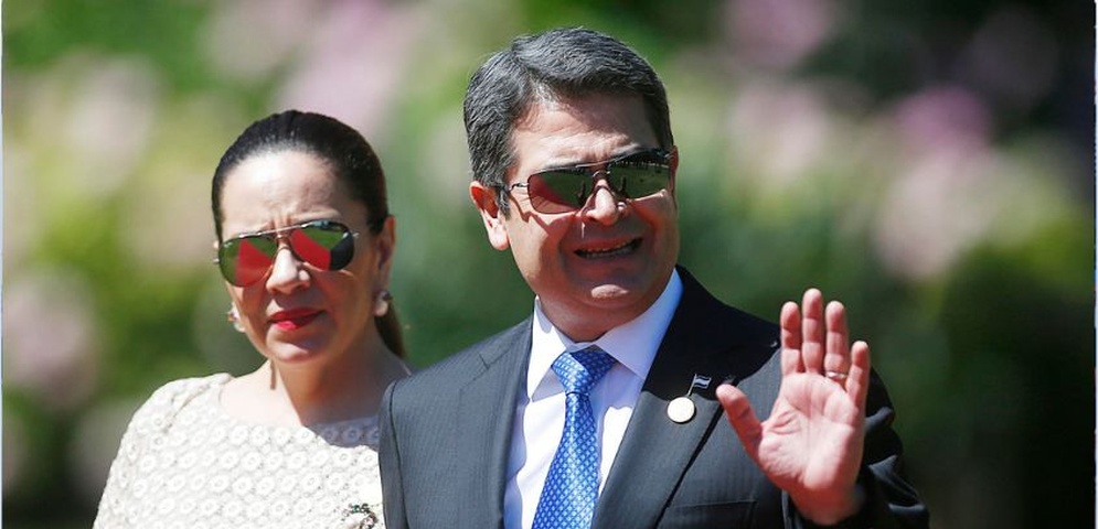 El expresidente de Honduras, Juan Orlando Hernández (d), y su esposa Ana García (i), en una fotografía de archivo.
