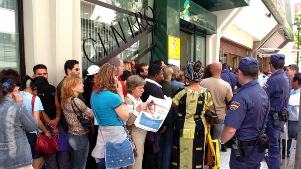 inmigrantes haciendo fila solicitar regulacion espana