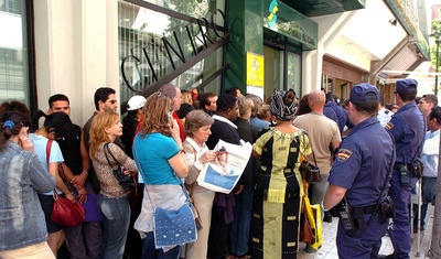 inmigrantes haciendo fila solicitar regulacion espana