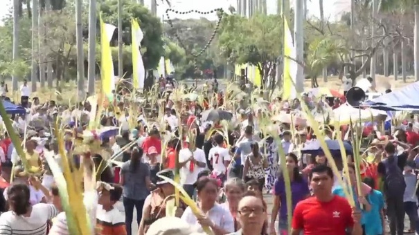 catolicos nicaraguenses en procesion del triunfo