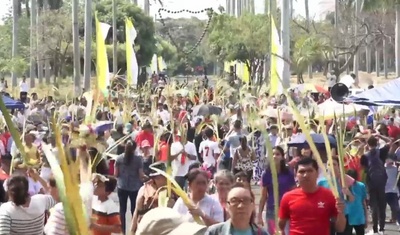 catolicos nicaraguenses en procesion del triunfo