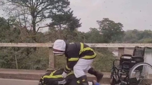 bombero salva discapacitado atacado abejas mulukuku