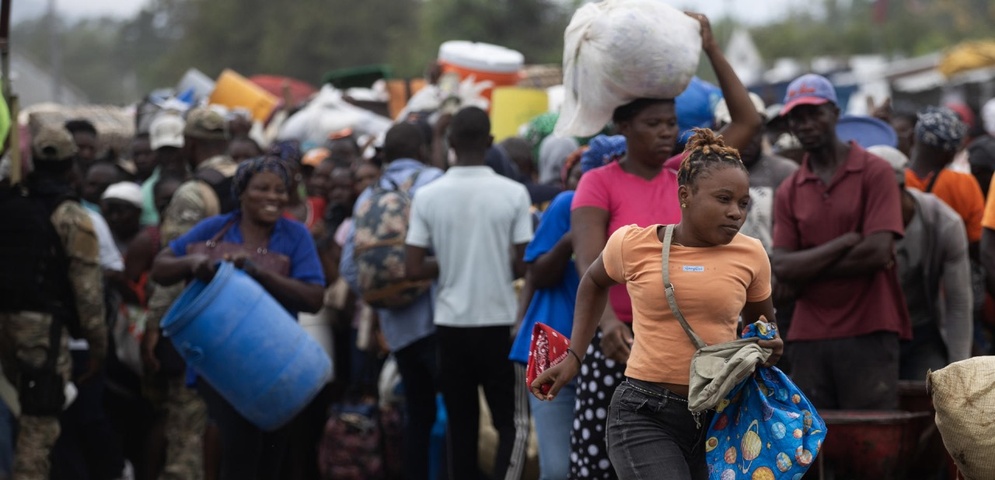 haitianos cruzan frontera para abastecerse alimentos