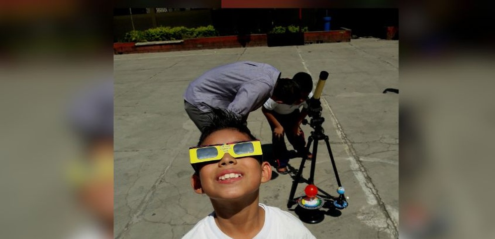 astronomos aficionados de leon se preparan para observar eclipse