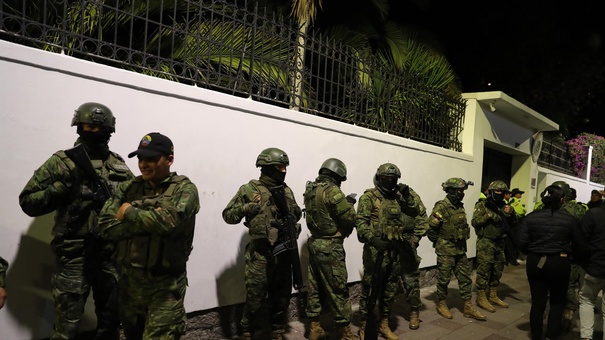 policia ecuador intenta detener glas embajada mexico