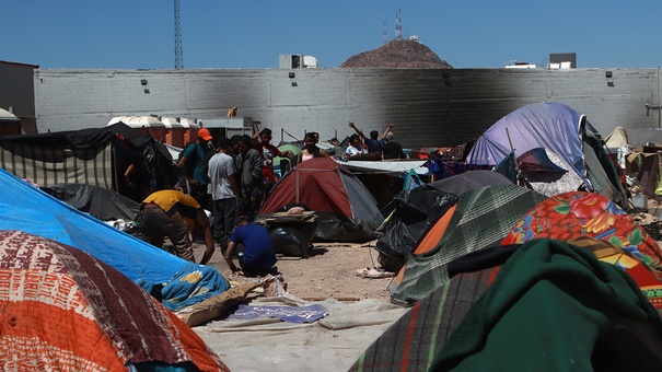 migrantes arman campamento frontera mexico eeuu