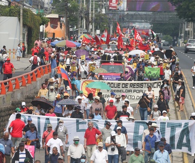 Cientos de salvadoreños se movilizan y exponen diversas demandas en el Día del Trabajador