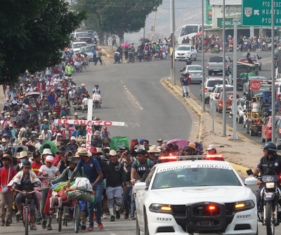 Caravana de 600 migrantes que avanza pese al calor por el sur de México llega a Oaxaca