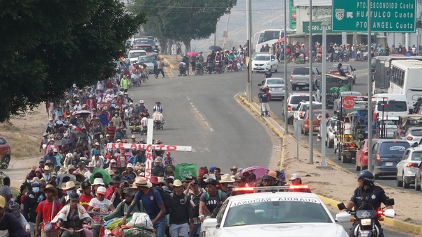 migrantes caminan sur mexico hacia oaxaca