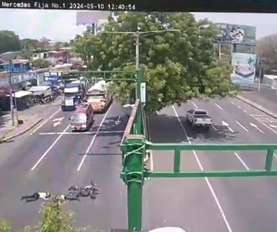 Agentes de tránsito se tiran la luz roja y sobreviven a brutal colisión en Managua