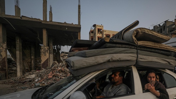 palestinos escapan edificios destrozados