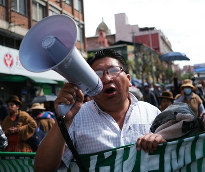 Comerciantes marchan en tres ciudades en protesta por la escasez de dólares en Bolivia