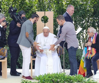 Papa Francisco abraza a un israelí y un palestino y denuncia la "derrota histórica" de la guerra