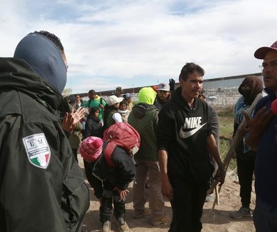 Detienen a un sujeto por transportar ilegalmente a 15 migrantes salvadoreños en México