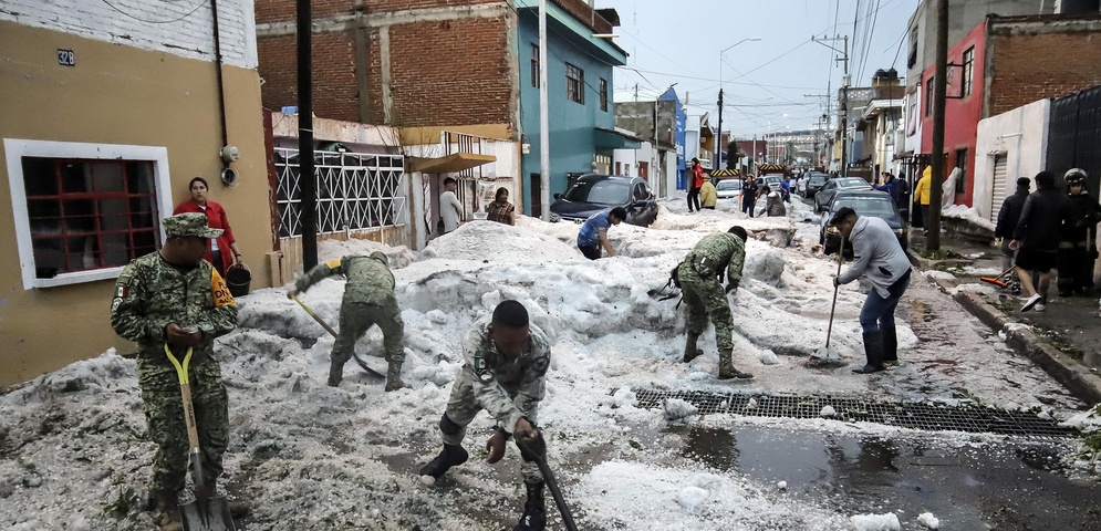 soldatos mexico retira granizo calles puebla