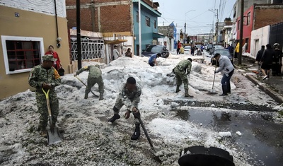 soldatos mexico retira granizo calles puebla