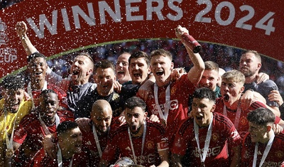 jugadores manchester united celebran titulo wembley