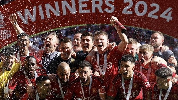 jugadores manchester united celebran titulo wembley