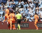 jugadores valencia celebran gol