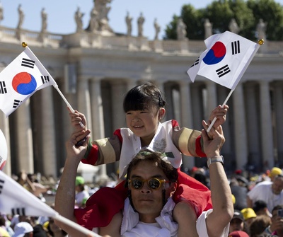 El papa celebra una misa para miles de niños y pide que recen para que no haya guerras