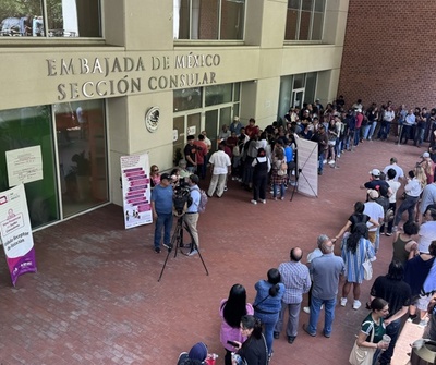 Miles de mexicanos en EEUU intentan votar entre problemas técnicos y filas interminables