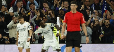 delantero real madrid celebra gol laliga