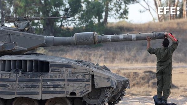 soldado israelí inspecciona tanque guerra