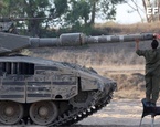 soldado israelí inspecciona tanque guerra